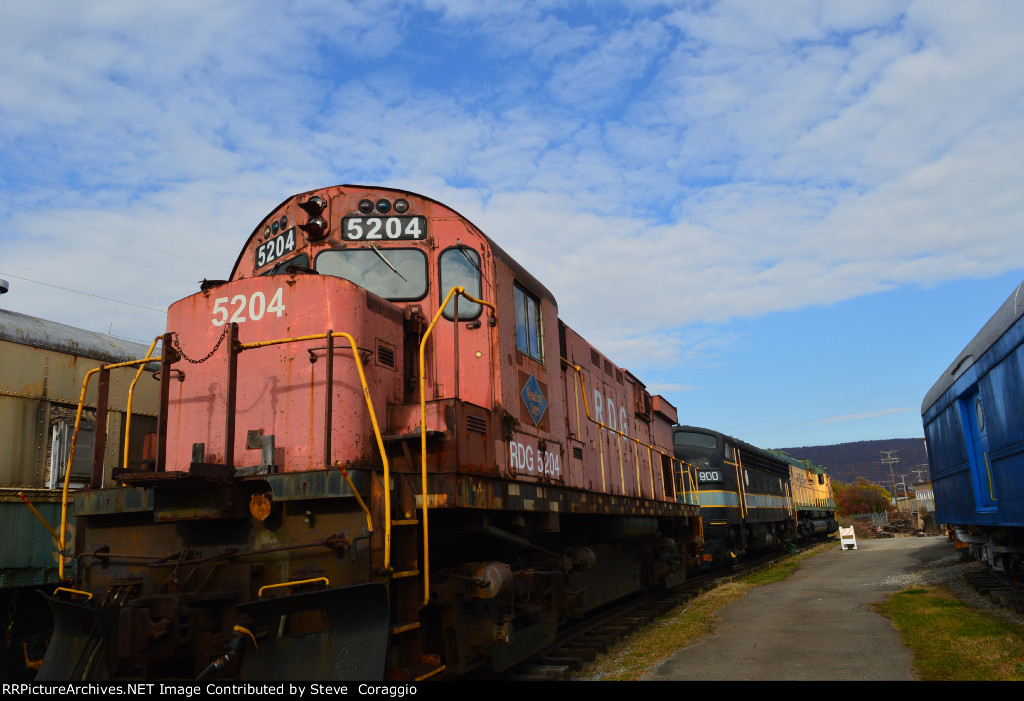RDG 5204 Front to long hood view.
